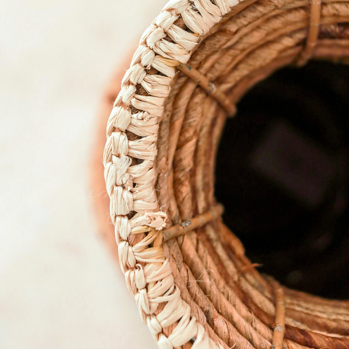 TUMBAK vaas – Bananenvezel met raffia-accenten