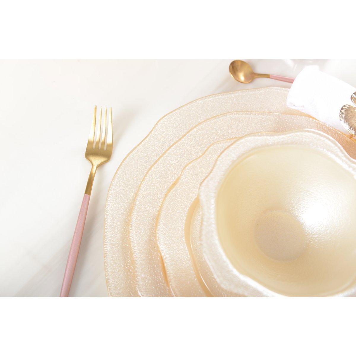 Vanilla Glass Plate – Flower Design for Stylish Dining - CozyVibe.eu