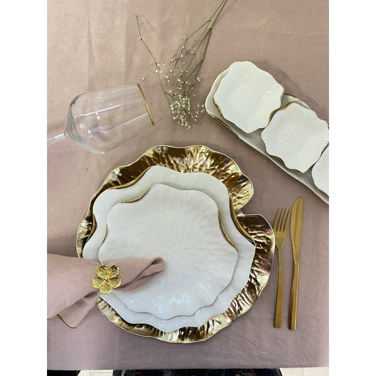 Wit porseleinen dessertbord met goudkleurige rand – 21 × 21 × 2 cm