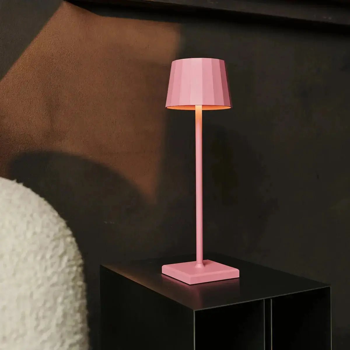 Wouter Flamingo Pink – Rechargeable Lamp – Modern pink lamp on black side table