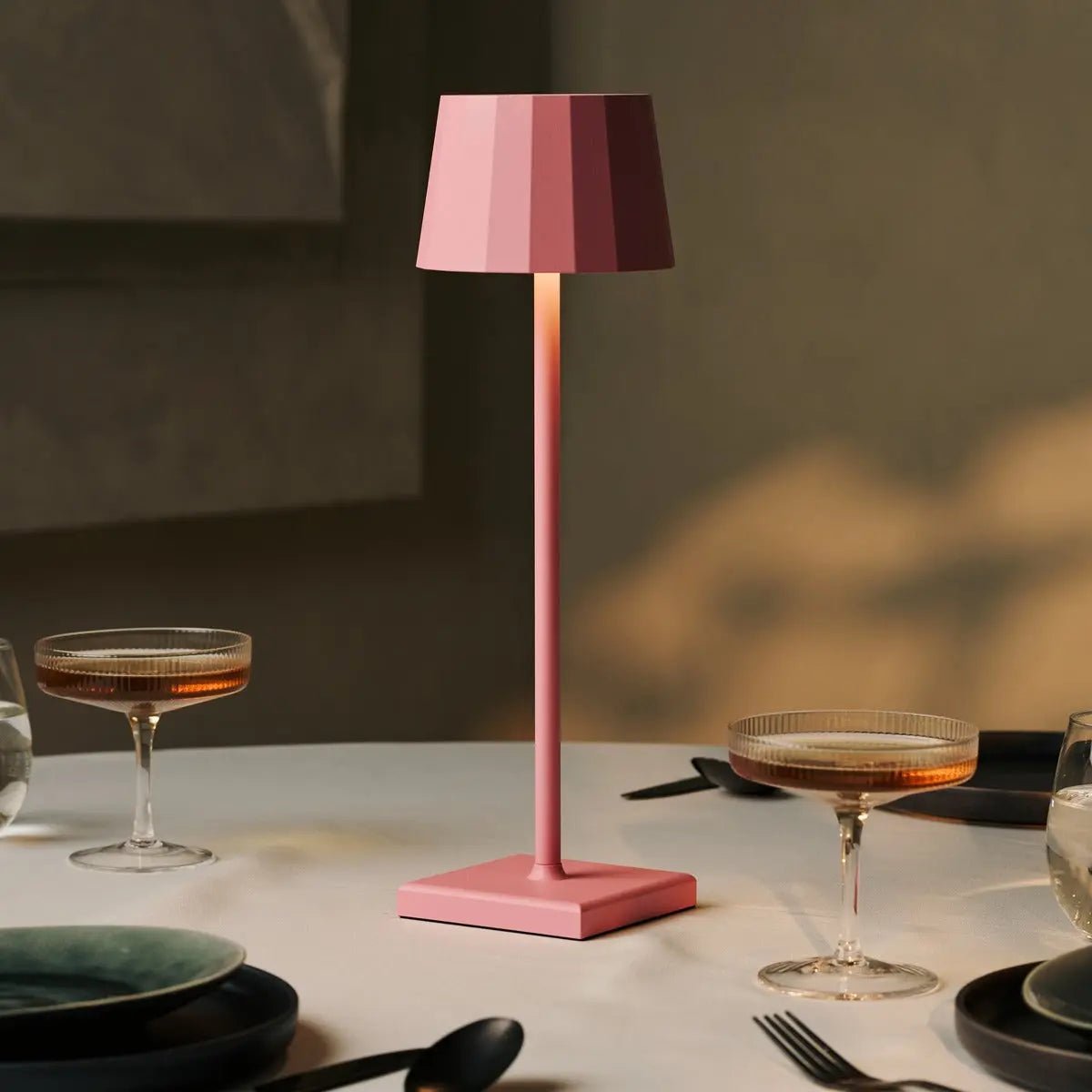 Wouter Flamingo Pink – Rechargeable Lamp – Slim tall silhouette for elegant modern lighting