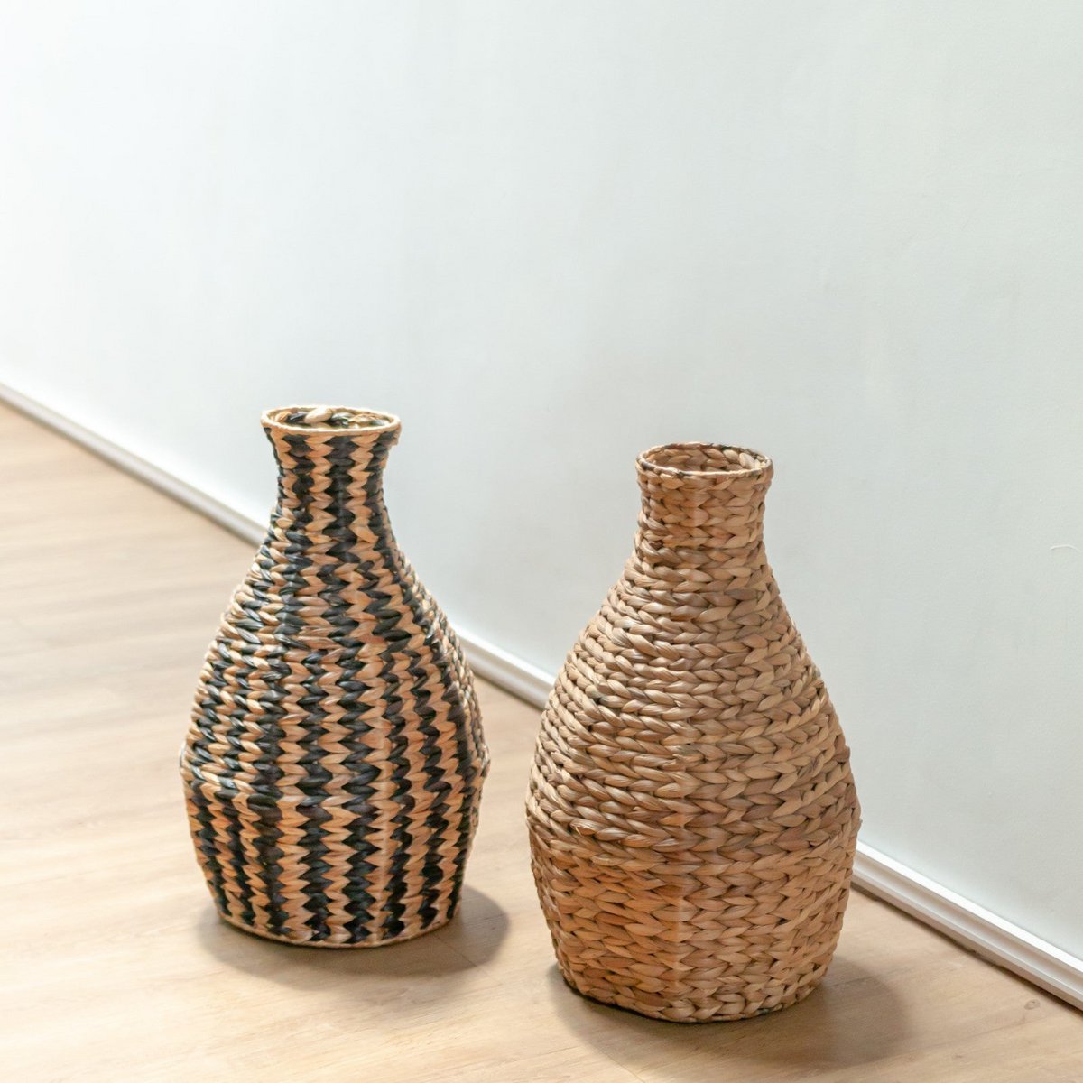 DAYANA – natürliche geflochtene Boho-Vase aus Wasserhyazinthe – CozyVibe.eu
