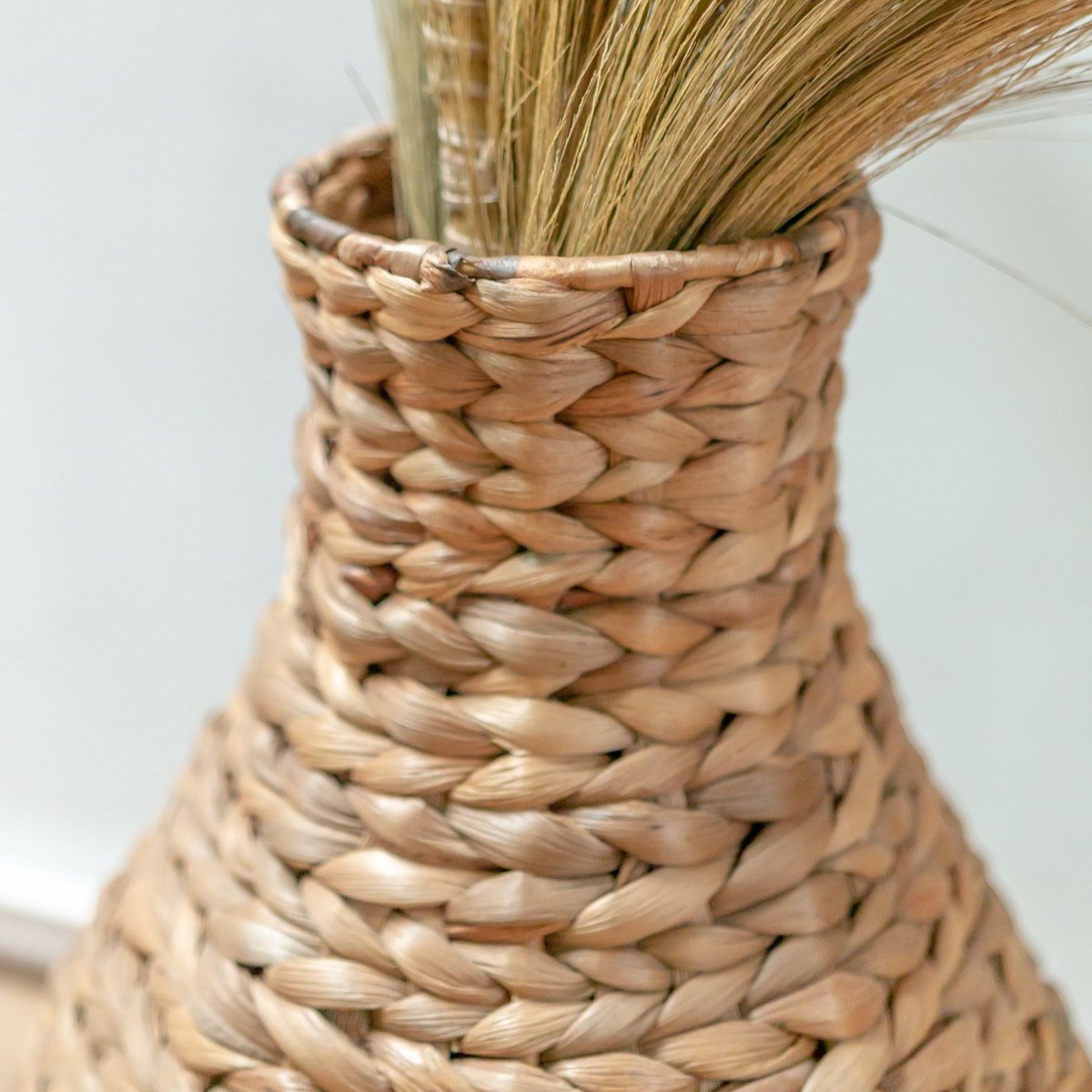 DAYANA – natürliche geflochtene Boho-Vase aus Wasserhyazinthe – CozyVibe.eu
